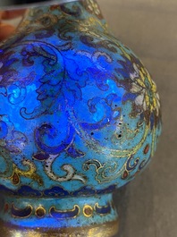 Een Chinese flesvormige cloisonn&eacute; vaas, Qianlong merk en mogelijk periode