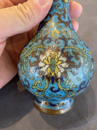 Een Chinese flesvormige cloisonn&eacute; vaas, Qianlong merk en mogelijk periode