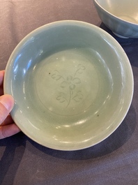 Een Chinese Longquan celadon 'lotus' kom en een schotel, Song of later