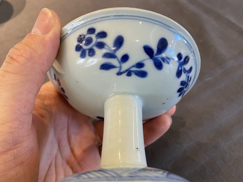 Een paar Chinese blauw-witte stem cups met floraal decor, Kangxi