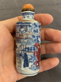 Tabati&egrave;re en porcelaine de Chine en bleu, blanc et rouge de cuivre, 19&egrave;me