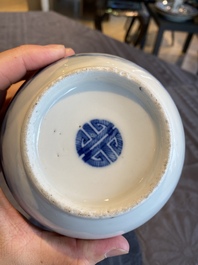 Vase de forme bouteille en porcelaine de Chine 'Bleu de Hue' pour le Vietnam, marque Thọ 壽, 19&egrave;me