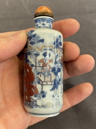 Tabati&egrave;re en porcelaine de Chine en bleu, blanc et rouge de cuivre, 19&egrave;me