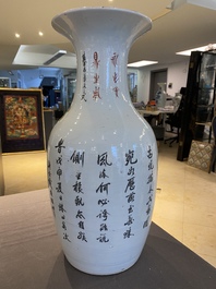 Een Chinese qianjiang cai vaas met antiquiteiten, gesigneerd Dai Huanzhao 戴煥昭, gedat. 1908
