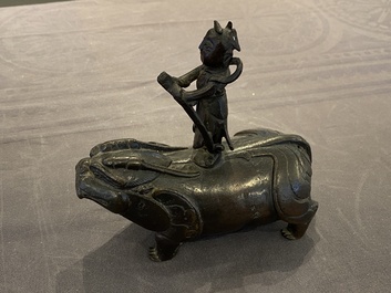 Een Chinese bronzen waterdruppelaar in de vorm van een bixi met berijder, Ming