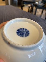 Vase de forme bouteille en porcelaine de Chine 'Bleu de Hue' pour le Vietnam, marque Thọ 壽, 19&egrave;me