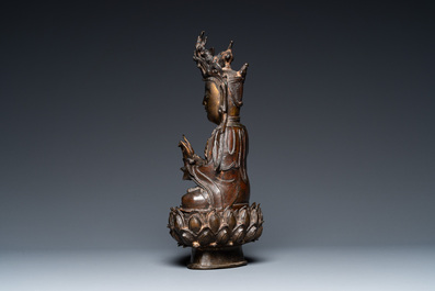 Een Chinese deels vergulde bronzen Guanyin op een lotustroon, Ming