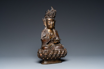 Een Chinese deels vergulde bronzen Guanyin op een lotustroon, Ming