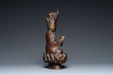 Statue de Guanyin sur tr&ocirc;ne de lotus en bronze partiellement dor&eacute;, Chine, Ming