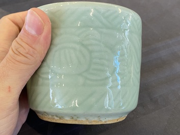 Twee Chinese celadon penselenbekers met onderglazuur decor, 19e eeuw