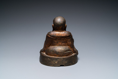 Statue de Bouddha assis sur un rocher en bronze dor&eacute;, Chine, Ming