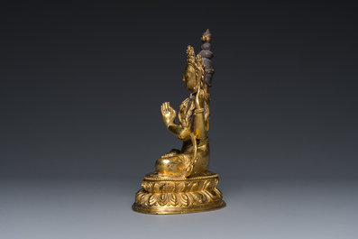 Een Chinese vergulde bronzen Avalokitesvara, Yongzheng merk en periode