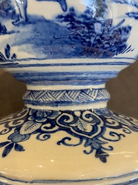 Een uitzonderlijke blauw-witte Delftse kalebasvormige spaarpot, vroeg 18e eeuw