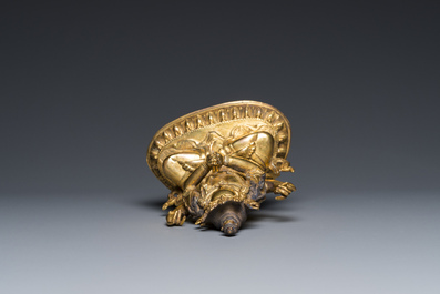 Een Chinese vergulde bronzen Avalokitesvara, Yongzheng merk en periode