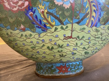 Een paar Chinese cloisonn&eacute; 'bianhu' vazen met feniksen, Jiaqing