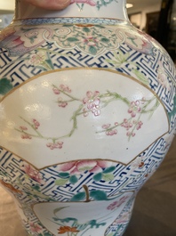 Paire de vases couverts en porcelaine de Chine famille rose, marque de Qianlong, 19&egrave;me