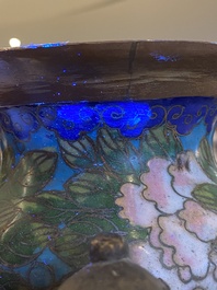 Een paar Chinese cloisonn&eacute; 'bianhu' vazen met feniksen, Jiaqing