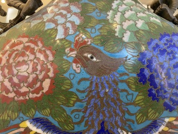 Een paar Chinese cloisonn&eacute; 'bianhu' vazen met feniksen, Jiaqing