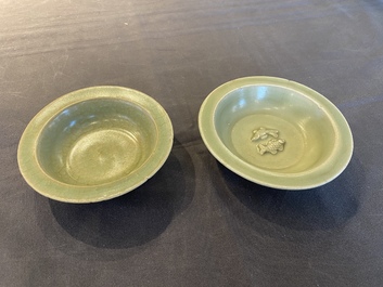 Twee Chinese celadon-geglazuurde schoteltjes, waarvan &eacute;&eacute;n met twee vissen-decor, Ming