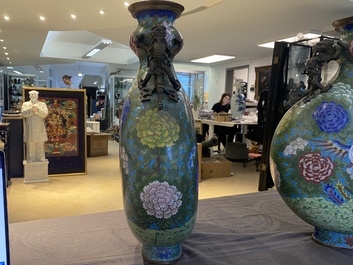 Een paar Chinese cloisonn&eacute; 'bianhu' vazen met feniksen, Jiaqing