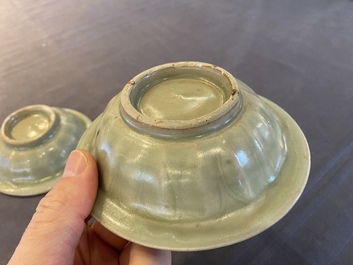 Twee Chinese celadon-geglazuurde schoteltjes, waarvan &eacute;&eacute;n met twee vissen-decor, Ming