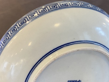 Assiette en porcelaine de Chine en bleu, blanc et rouge de cuivre, marque de Qianlong, 19/20&egrave;me