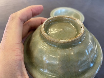 Twee Chinese celadon-geglazuurde schoteltjes, waarvan &eacute;&eacute;n met twee vissen-decor, Ming