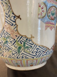 Paire de vases couverts en porcelaine de Chine famille rose, marque de Qianlong, 19&egrave;me