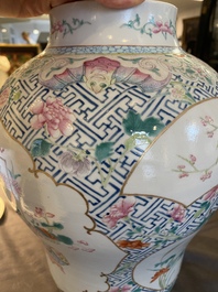 Paire de vases couverts en porcelaine de Chine famille rose, marque de Qianlong, 19&egrave;me