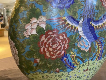 Een paar Chinese cloisonn&eacute; 'bianhu' vazen met feniksen, Jiaqing