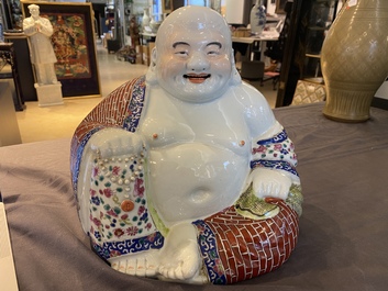 Bouddha en porcelaine de Chine famille rose, marque en creux, 19/20&egrave;me