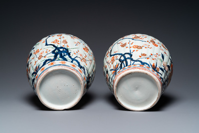 A pair of Japanese Imari vases and covers, Edo, 17/18th C.