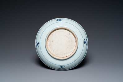 Een Chinese blauw-witte 'draken' schotel en drie borden in famille rose en ijzerrood, 18e eeuw