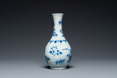 Vase de forme bouteille en porcelaine de Chine en bleu et blanc &agrave; d&eacute;cor floral, &eacute;poque Transition