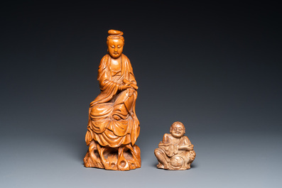 Guanyin en bois sculpt&eacute; et Liu Hai en pierre &agrave; savon, Chine, Qing