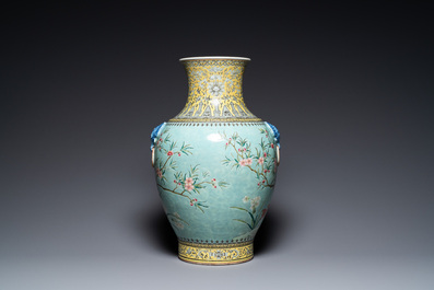 Grand vase en porcelaine de Chine de style Dayazhai &agrave; fond turquoise, marque de Yong Qing Chang Chun, 19/20&egrave;me
