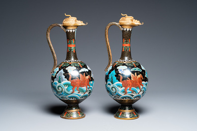 Een paar Chinese cloisonn&eacute; 'mythische dieren' kannen met zo&ouml;morfe vergulde deksels, Qing