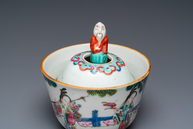 Tasse &agrave; figure centrale amovible en porcelaine de Chine famille rose, 19&egrave;me