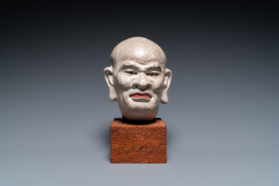 Een Chinees beschilderd stucco hoofd van een Luohan, wellicht Jin of Yuan, 12/14e eeuw