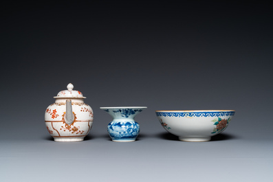 Three Chinese blue, white and famille rose dishes, a bowl, a teapot and a zhadou, 18/19th C.