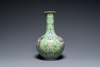 Vase de forme bouteille en porcelaine de Chine famille rose &agrave; fond vert de limon, marque et &eacute;poque de Jiaqing