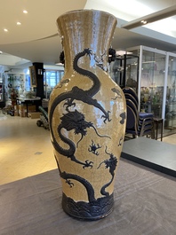 Vase en porcelaine de Chine dite 'de Nankin' &agrave; d&eacute;cor de dragons, marque de Chenghua, 19&egrave;me