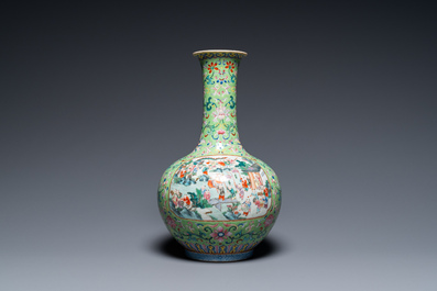 Vase de forme bouteille en porcelaine de Chine famille rose &agrave; fond vert de limon, marque et &eacute;poque de Jiaqing