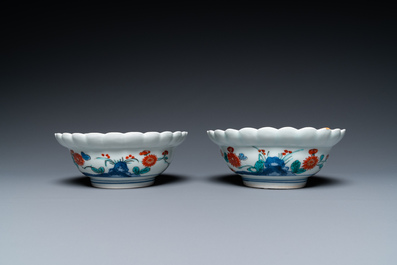 A pair of Japanese Kakiemon bowls with floral design, Edo, 17/18th C.