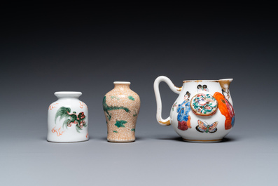 Six vases et une verseuse 'Wu Shuang Pu' en porcelaine de Chine, 19/20&egrave;me