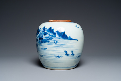 Een Chinese blauw-witte pot met een bergachtig landschap, Kangxi/Qianlong