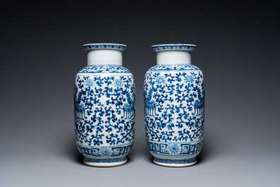 Paire de vases en porcelaine de Chine en bleu et blanc, marque de Kangxi, 19&egrave;me