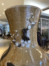 Vase en porcelaine de Chine dite 'de Nankin' &agrave; d&eacute;cor de dragons, marque de Chenghua, 19&egrave;me