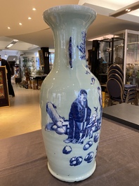 Vase en porcelaine de Chine en bleu et blanc sur fond c&eacute;ladon, 19&egrave;me