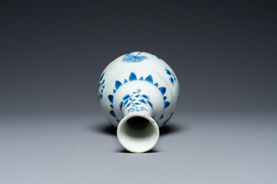 Een Chinese blauw-witte flesvormige vaas met floraal decor, Transitie periode